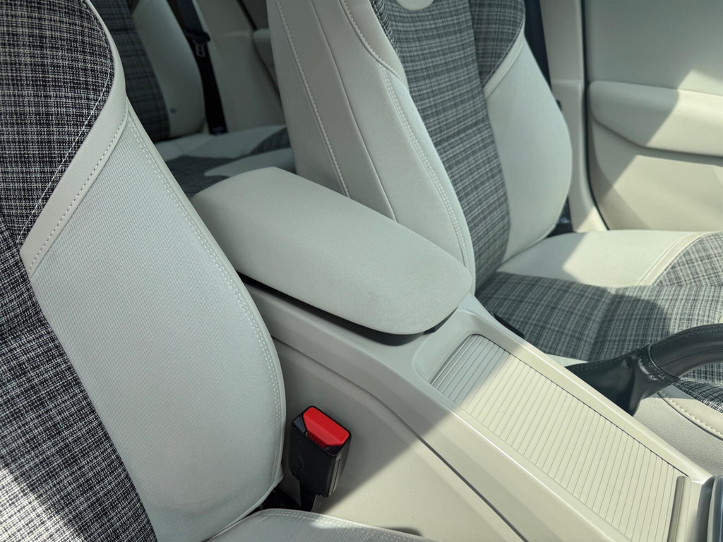 Volvo V40 T2 122 Momentum Nav Plus Hatchback White #23