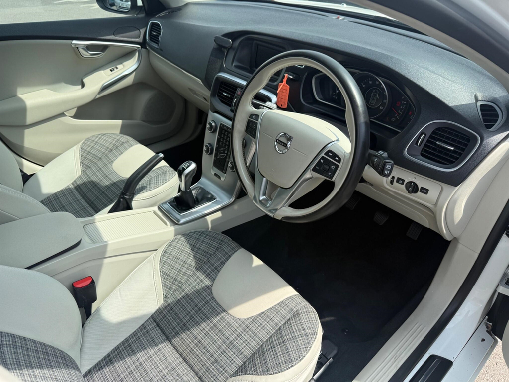 Volvo V40 T2 122 Momentum Nav Plus Hatchback White #9