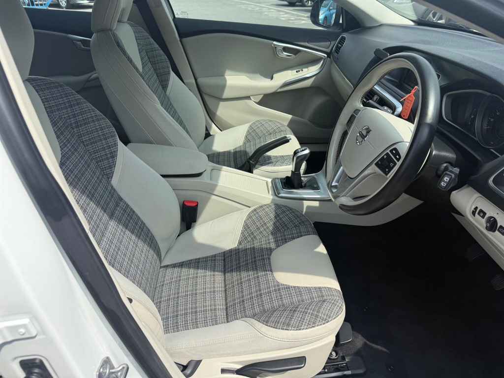 Volvo V40 T2 122 Momentum Nav Plus Hatchback White #10