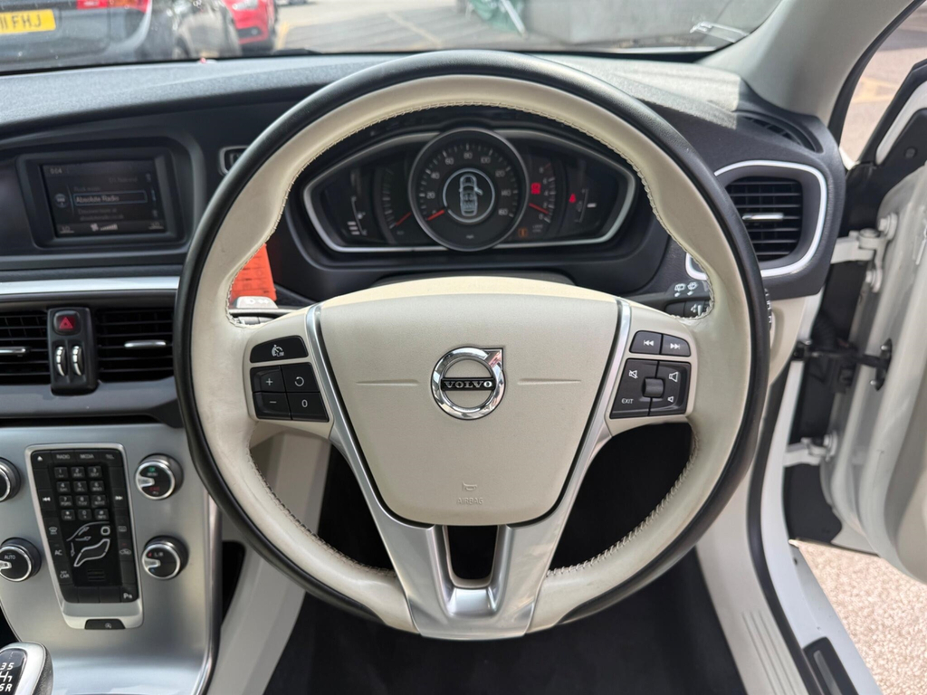 Volvo V40 T2 122 Momentum Nav Plus Hatchback White #15