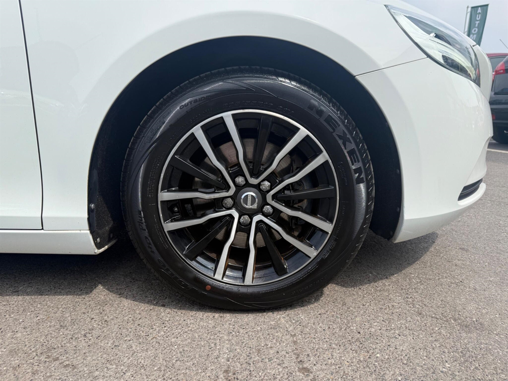 Volvo V40 T2 122 Momentum Nav Plus Hatchback White #30