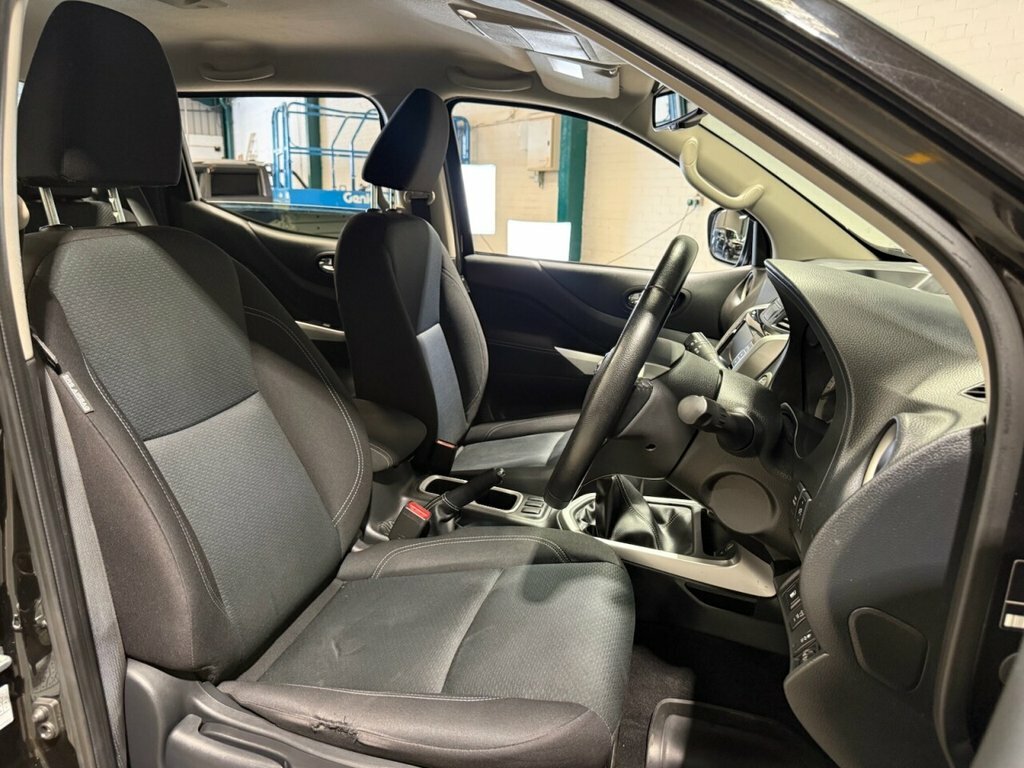 Nissan Navara 2.3L N-connecta Black #4