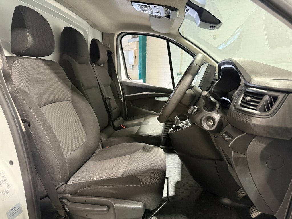 Renault Trafic 2L Business HK23EZN White #4