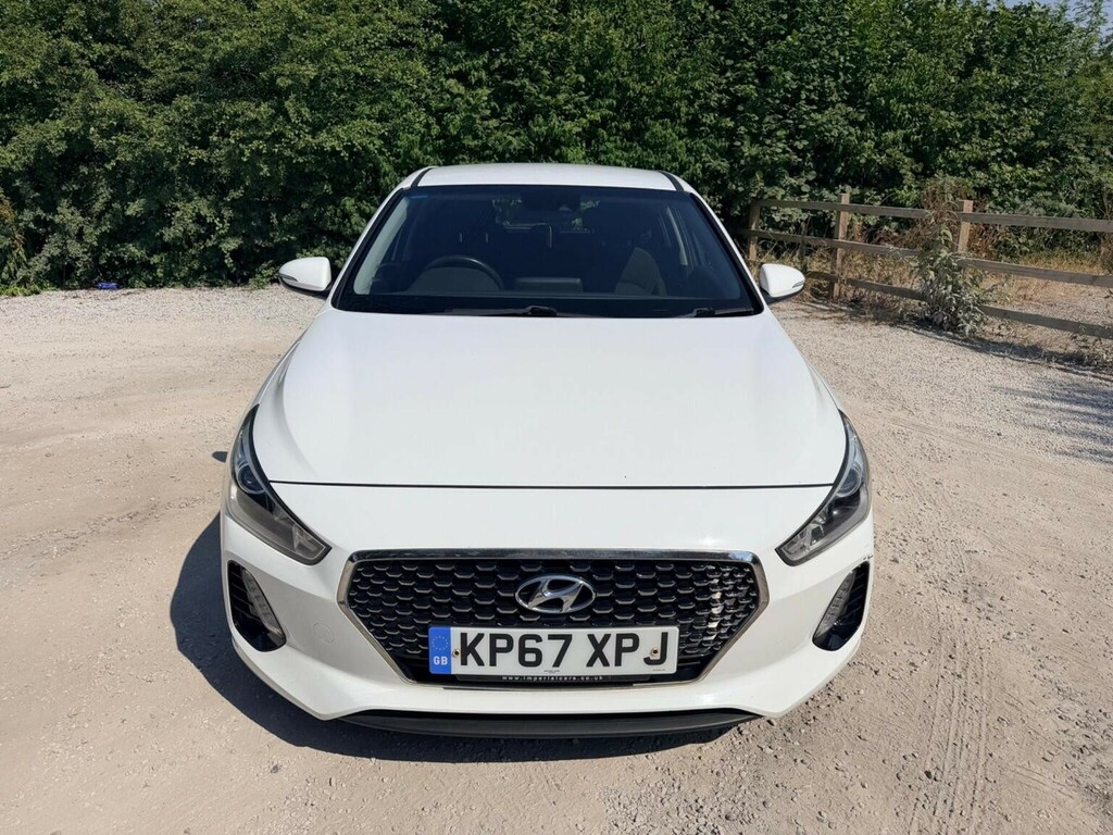 Hyundai I30 1.6 Crdi Blue Drive Se Nav Euro 6 Ss White #2