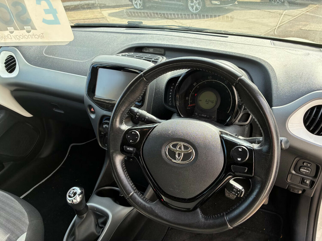 Toyota Aygo 1.0 Vvt-i X-play Hatchback White #3