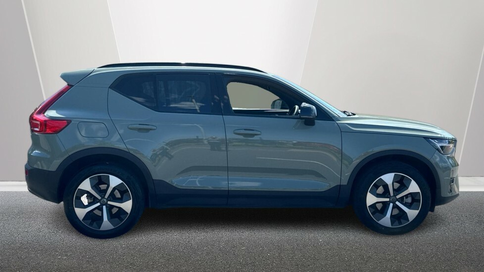 Volvo XC40 Plus, B3 Mild Hybrid, Dark 200 Road Tax Green #3