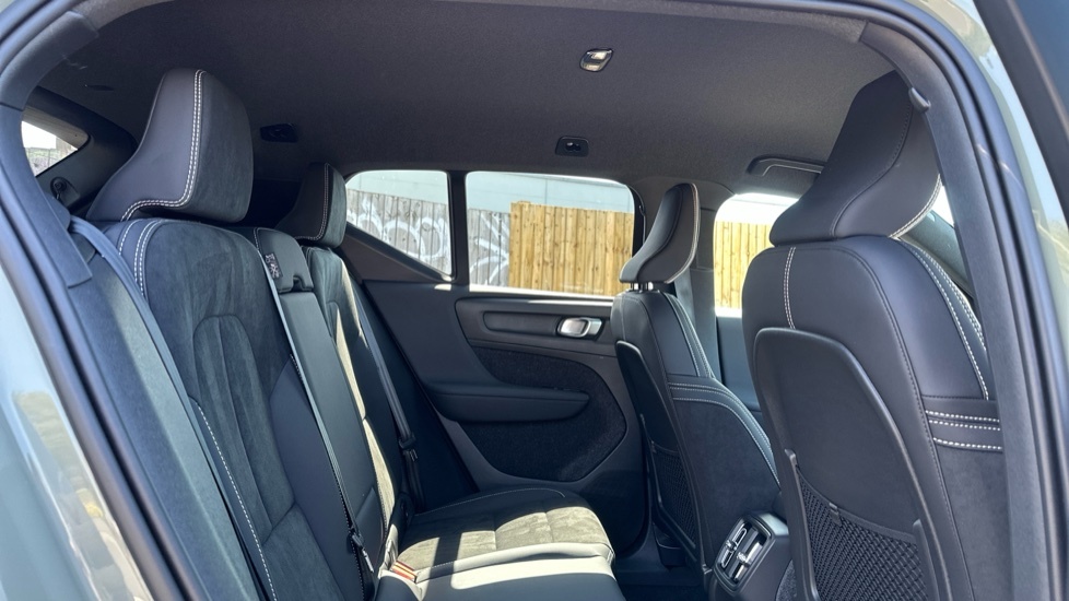 Volvo XC40 Plus, B3 Mild Hybrid, Dark 200 Road Tax Green #6
