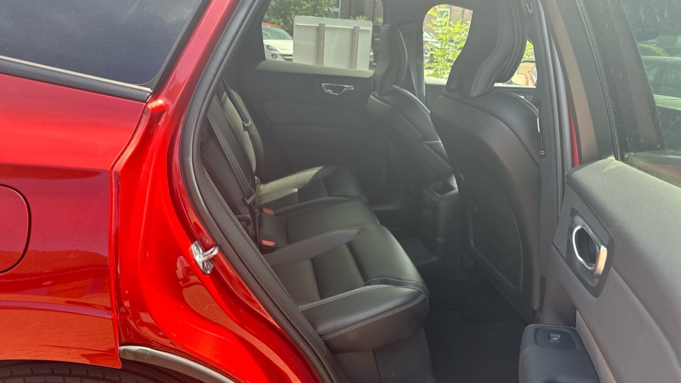 Volvo XC60 Recharge R-design, T6 Awd Plug-in Hybrid Panorami PY22AEA Red #6