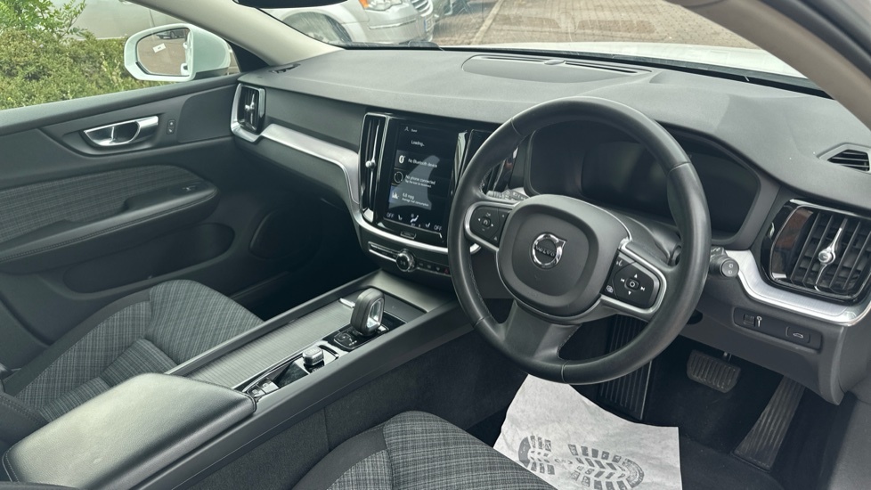 Volvo V60 Momentum, B3 Mild Hybrid Park Assist Cruise Cont White #4