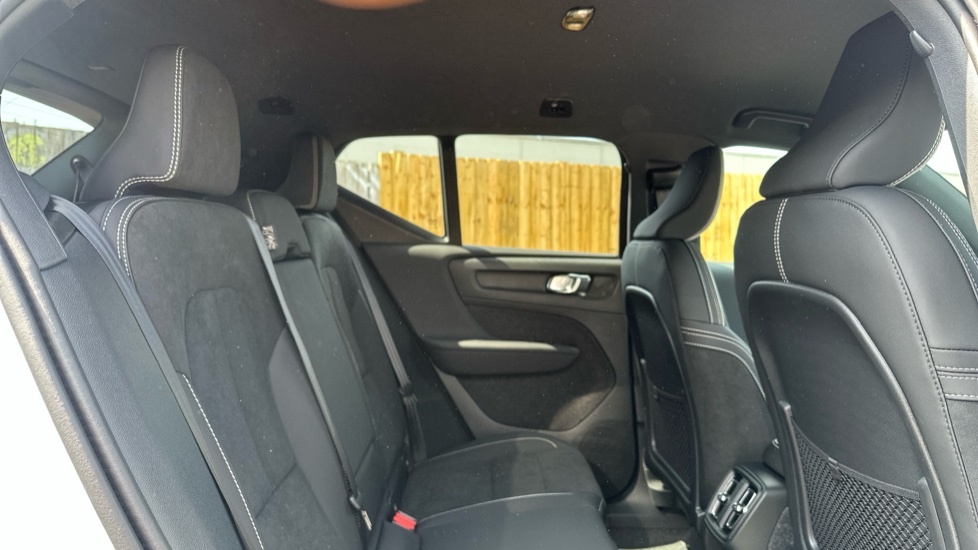 Volvo XC40 Black Edition Plus, B4 Mild Hybrid, Deliv LV26BEP White #6