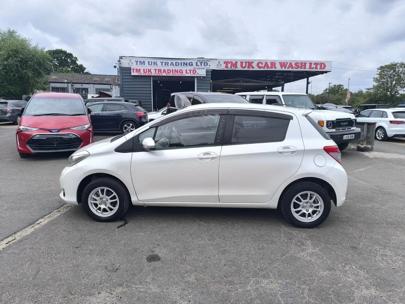 Toyota Yaris Vitz 1.3 201111 5 Seats 4Wd White #6