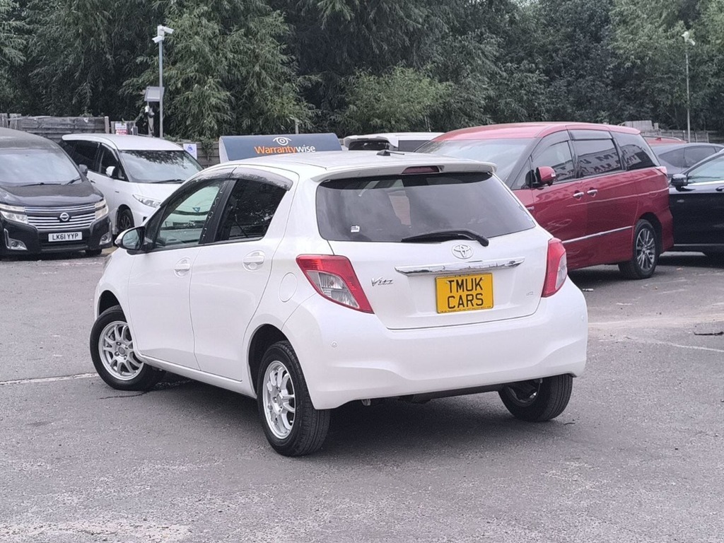 Toyota Yaris Vitz 1.3 201111 5 Seats 4Wd White #4