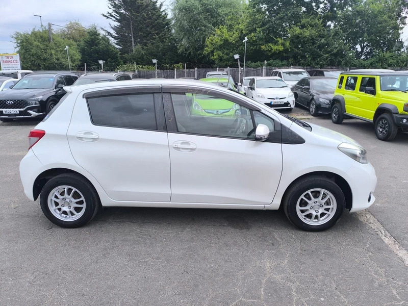 Toyota Yaris Vitz 1.3 201111 5 Seats 4Wd White #5