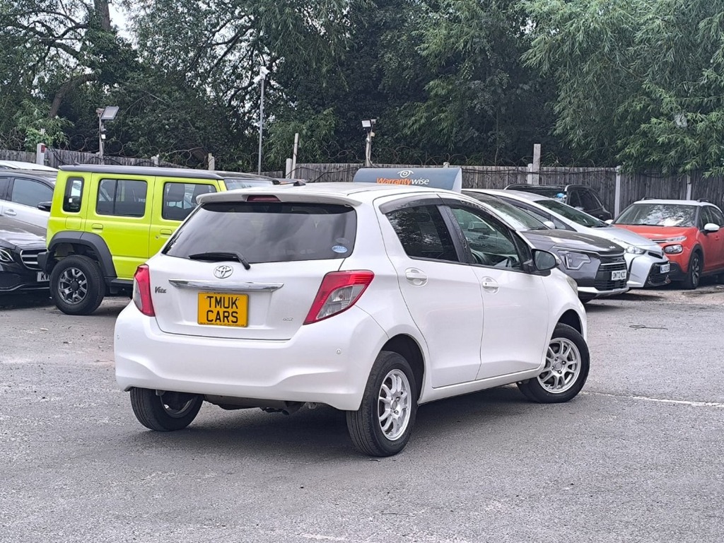 Toyota Yaris Vitz 1.3 201111 5 Seats 4Wd White #3