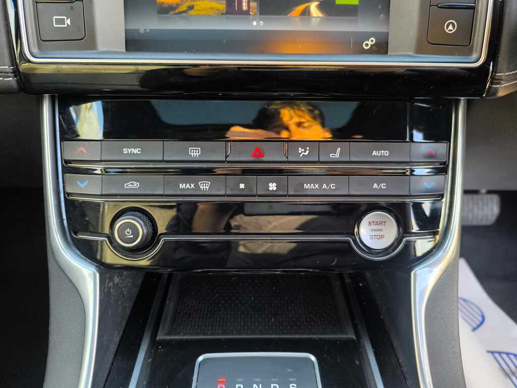 Jaguar XE Saloon Silver #24