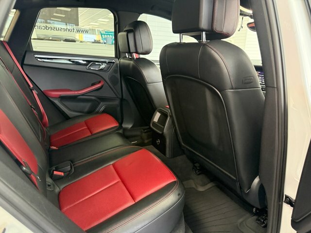Porsche Macan Suv YA15UCY White #4