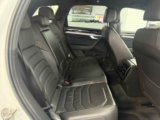 Volkswagen Touareg Suv White #5