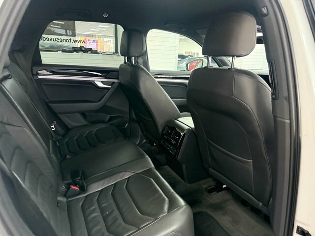 Volkswagen Touareg Suv White #4