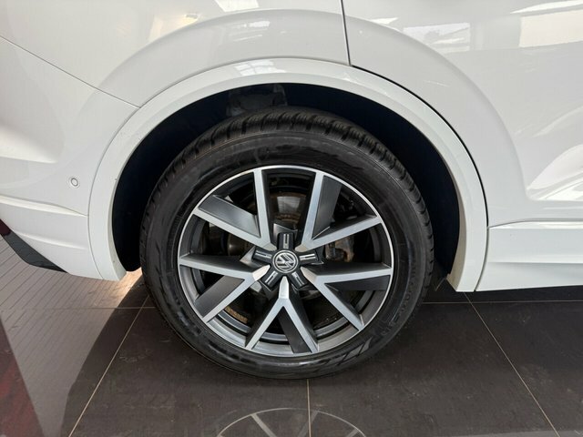 Volkswagen Touareg Suv White #3