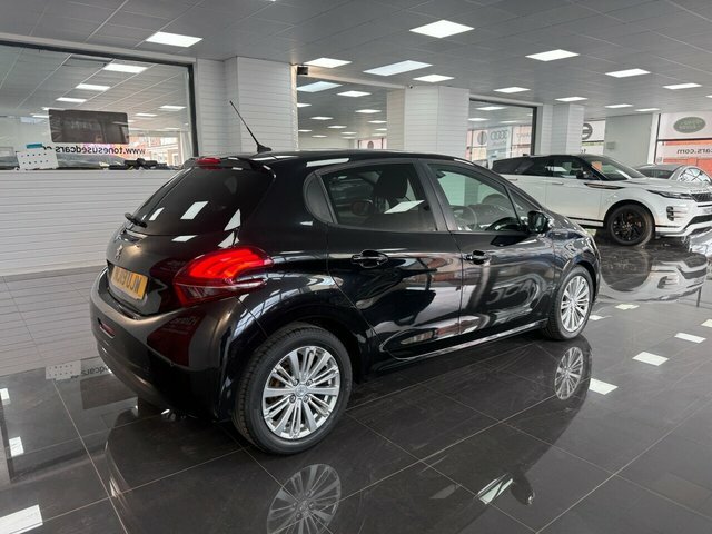 Peugeot 208 Black #1