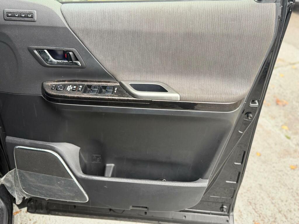Toyota Alphard   #34