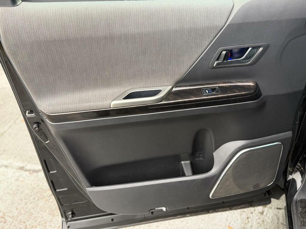 Toyota Alphard   #33