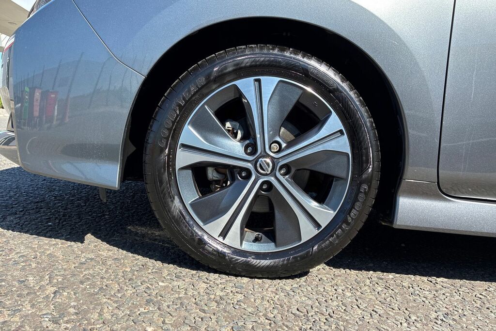 Nissan Leaf 40Kwh Tekna Hatchback 150 Ps Grey #5