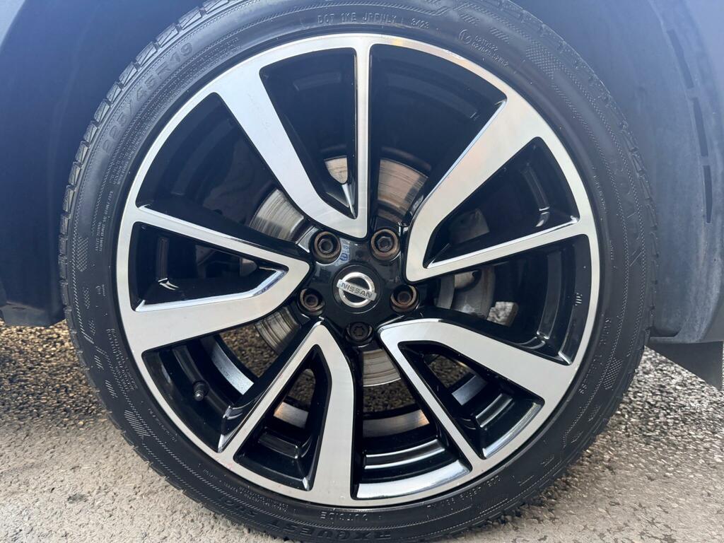 Nissan Qashqai Hatchback Brown #28