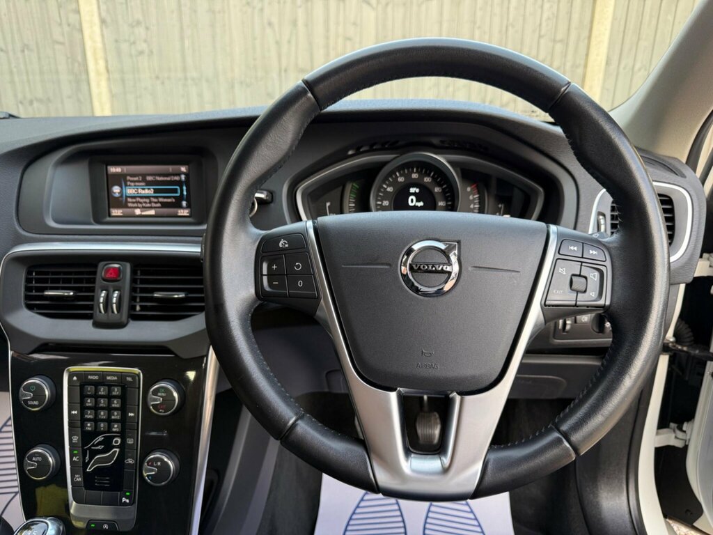 Volvo V40 2.0 T2 Gpf Momentum Euro 6 Ss White #5