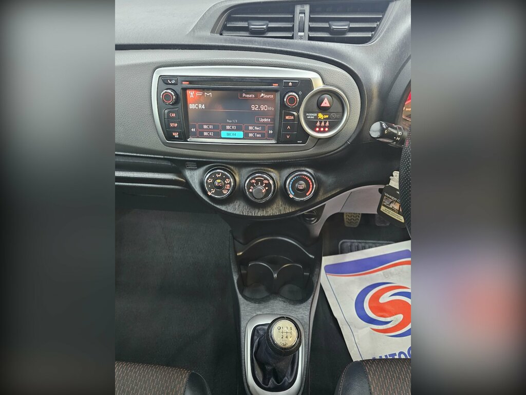 Toyota Yaris Tr Vvt-i Silver #11