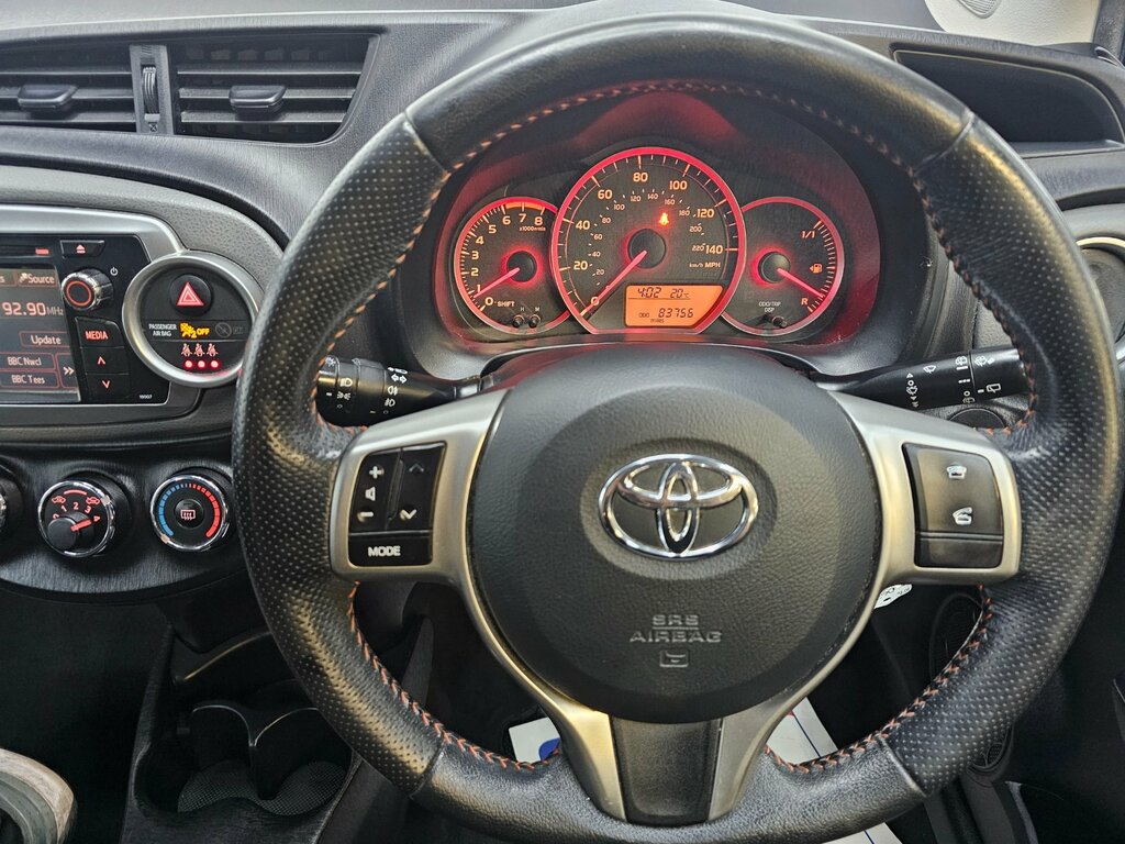 Toyota Yaris Tr Vvt-i Silver #9