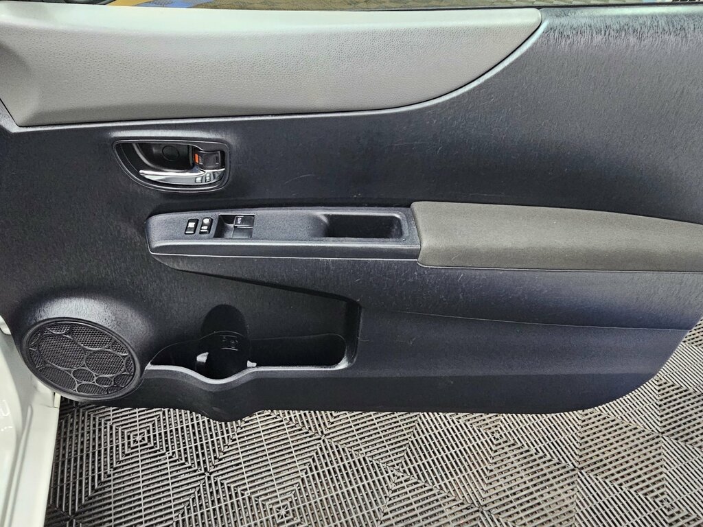 Toyota Yaris Tr Vvt-i Silver #20