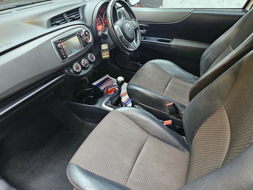 Toyota Yaris Tr Vvt-i Silver #12