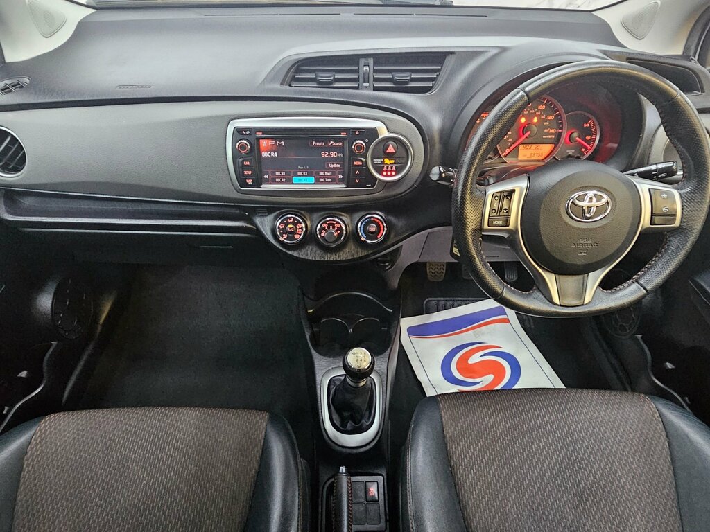 Toyota Yaris Tr Vvt-i Silver #10