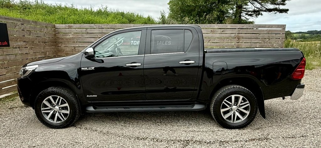 Toyota HILUX 2.4L Invincible Black #6
