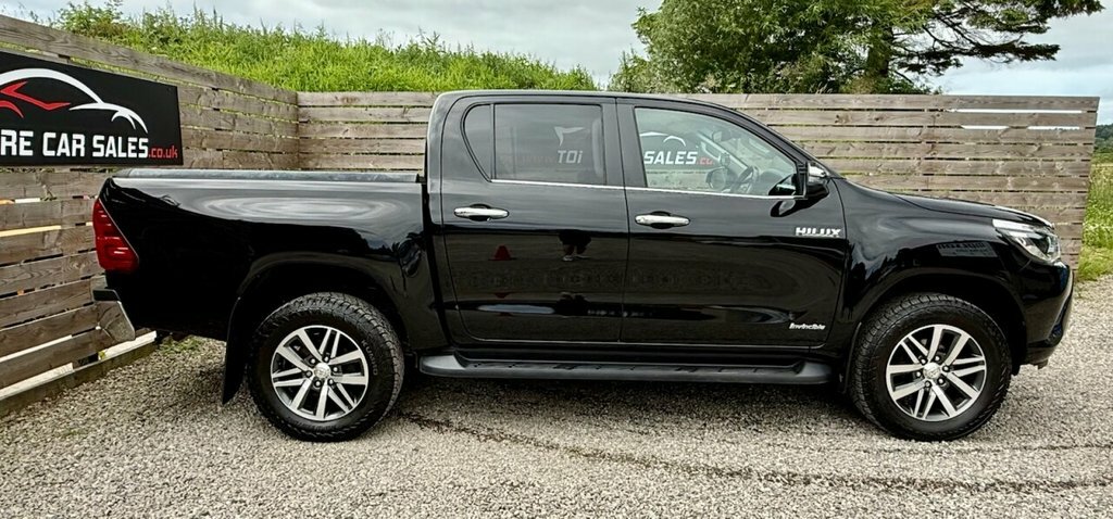 Toyota HILUX 2.4L Invincible Black #2