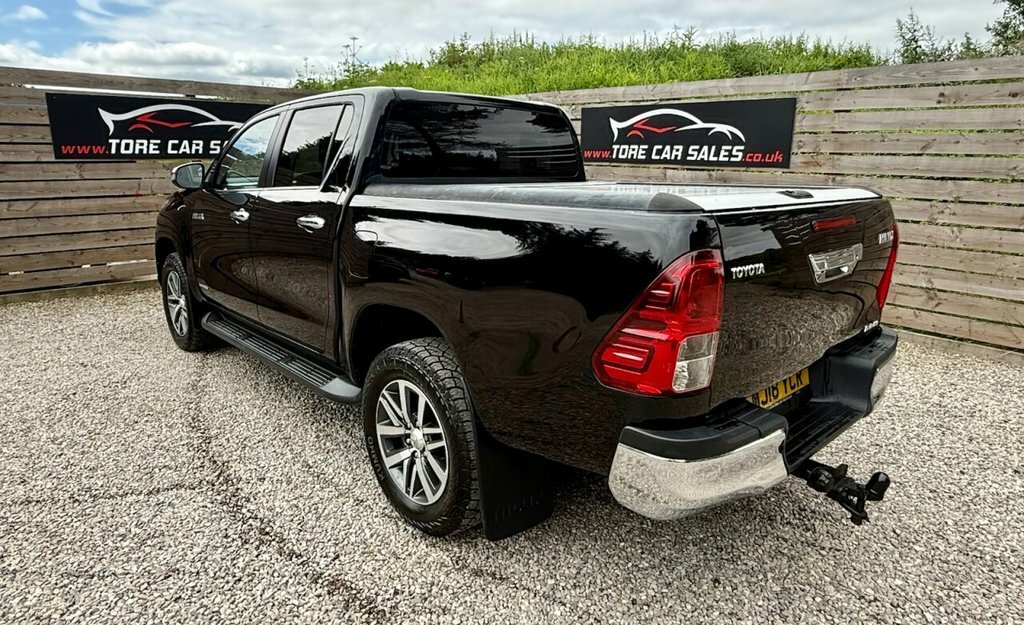 Toyota HILUX 2.4L Invincible Black #5