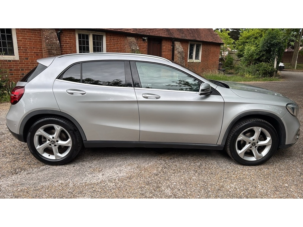 Mercedes-Benz GLA Class 2.1 Gla200d Sport Premium Plus Suv 7G Silver #2
