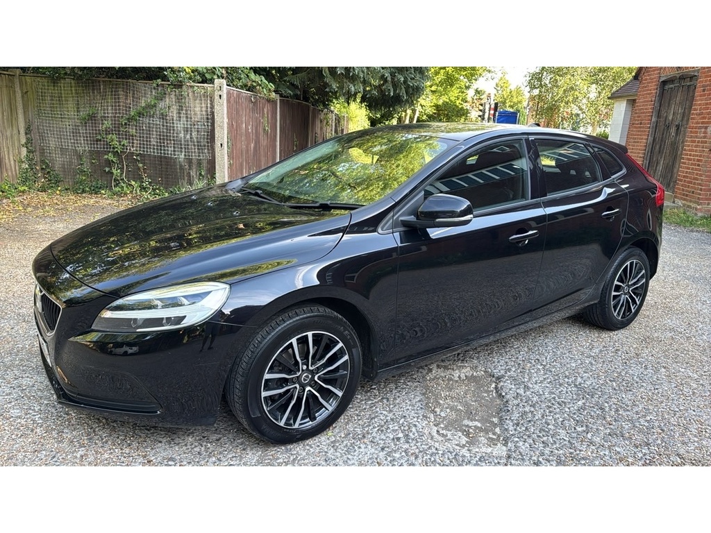 Volvo V40 2.0 D2 Momentum Nav Plus Hatchback Manu Black #4