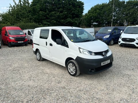 Nissan NV200 Crew Cab Swb White #4