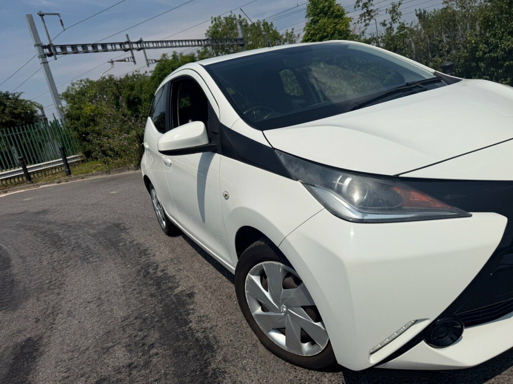 Toyota Aygo 1L X-play EO18XCK White #5