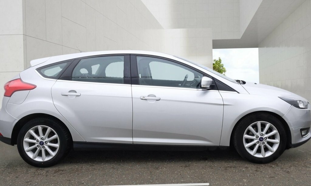 Ford Focus 1L Titanium Silver #5