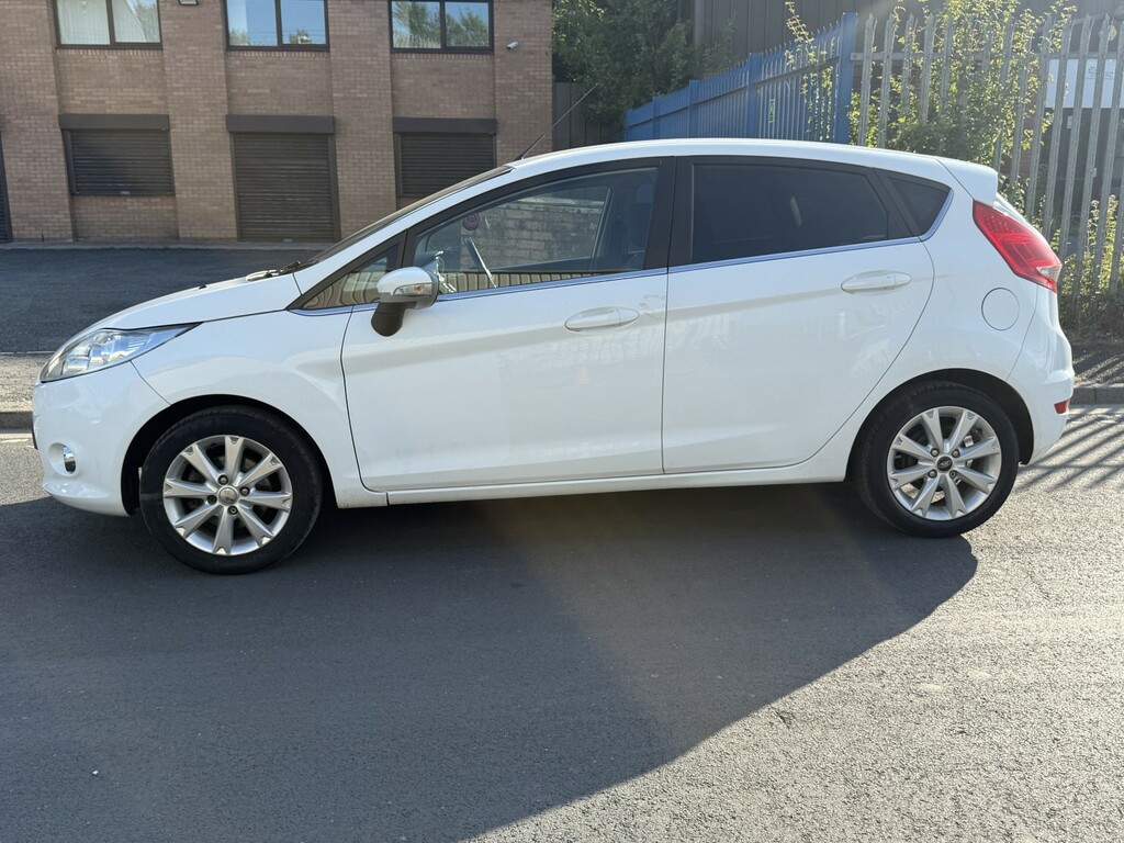 Ford Fiesta Hatchback 1.4 Titanium 2011 White #4