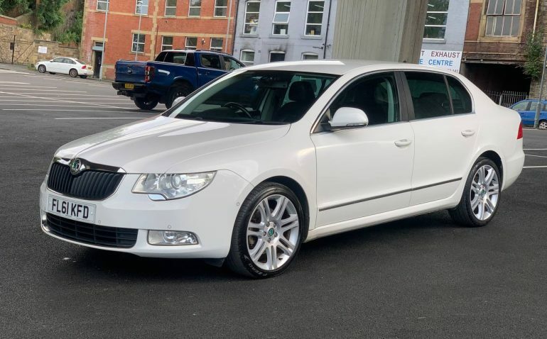 Skoda Superb 2.0 Tdi Elegance Euro 5 White #2