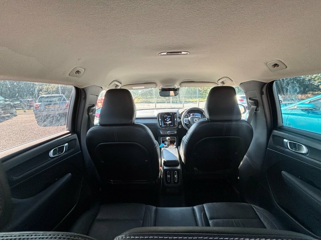 Volvo XC40 Suv Red #3