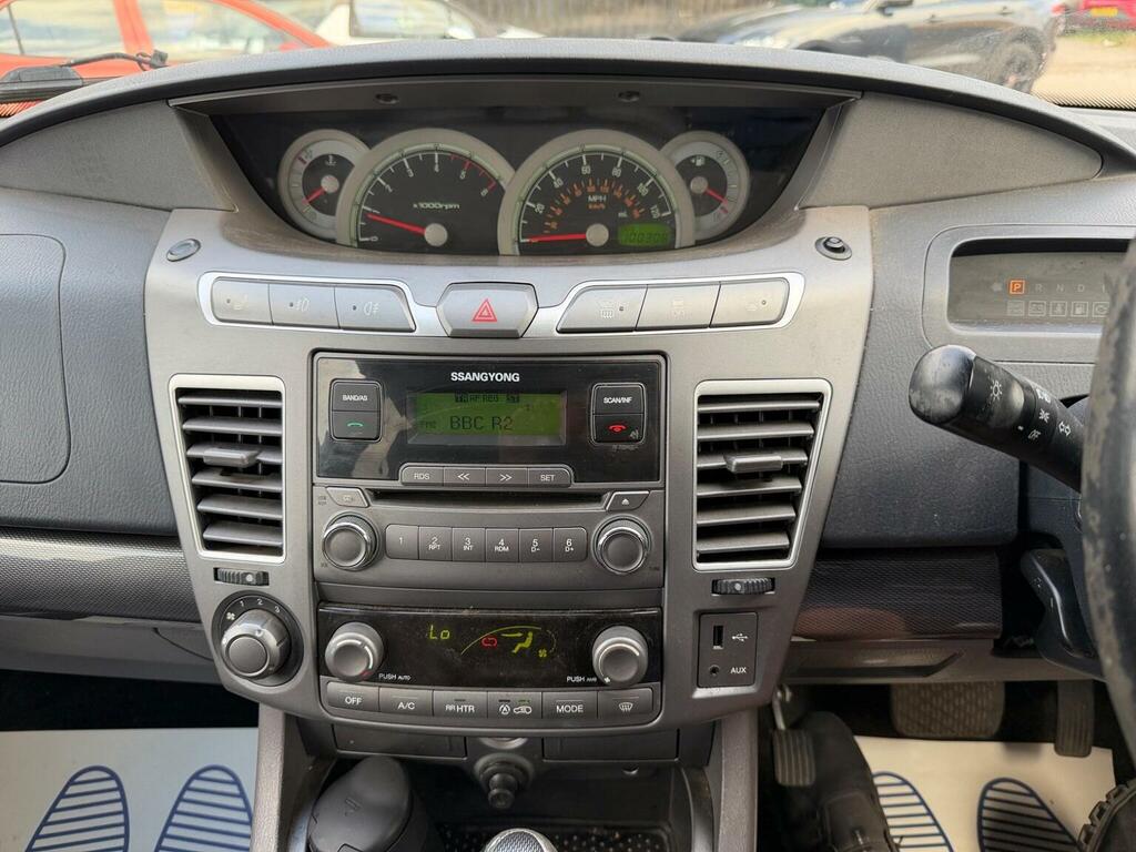 SsangYong Turismo  White #7