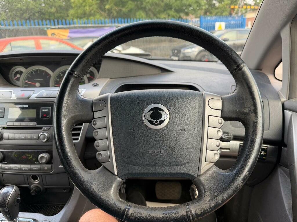 SsangYong Turismo  White #8