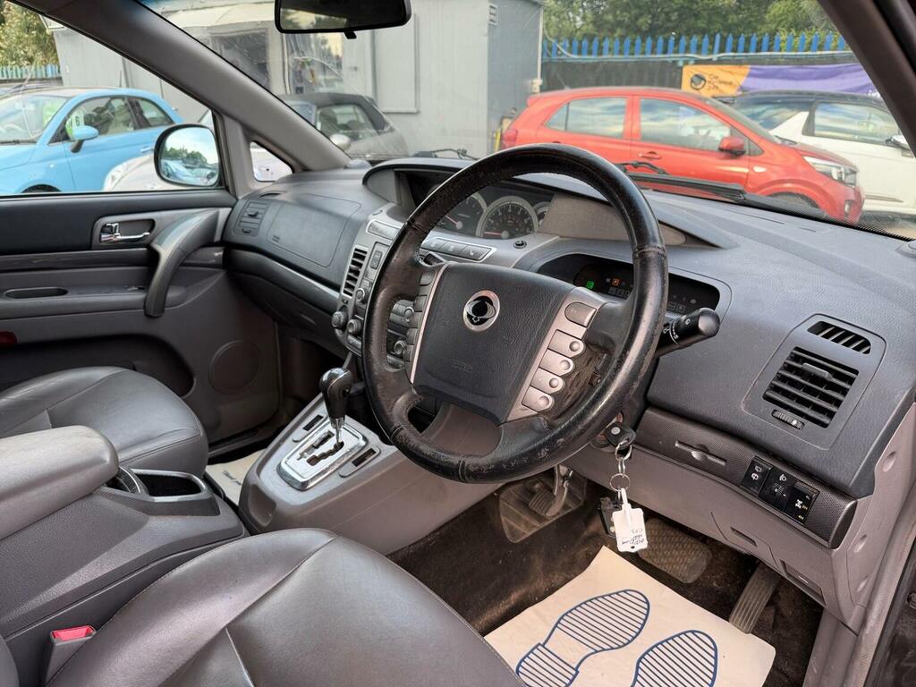 SsangYong Turismo  White #4
