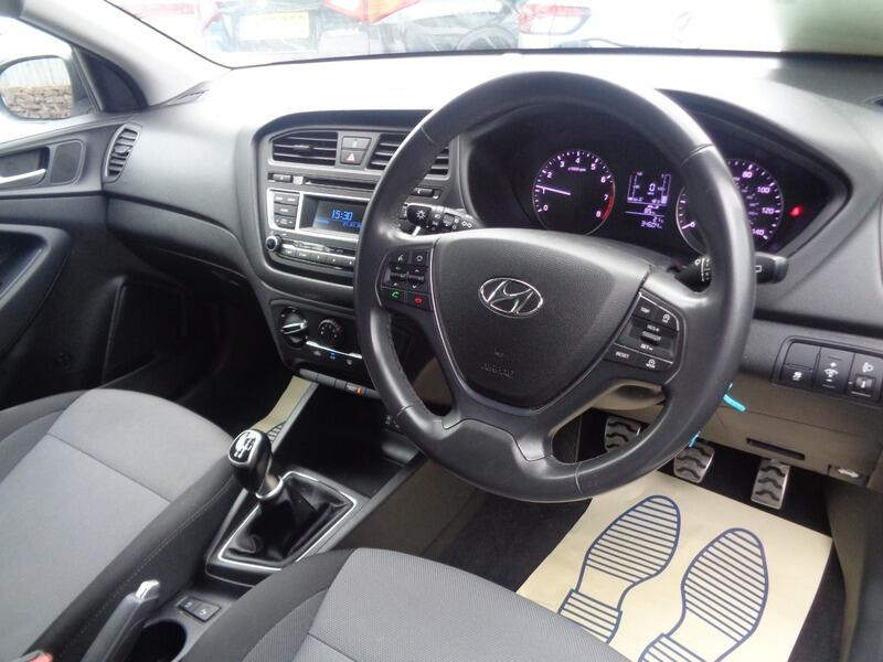 Hyundai I20 T-gdi Active YA66HFJ White #4
