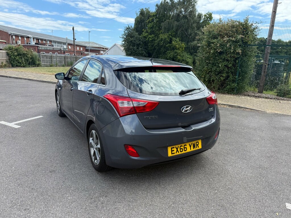 Hyundai I30 1.6 Crdi Blue Drive Se Euro 6 Ss White #9